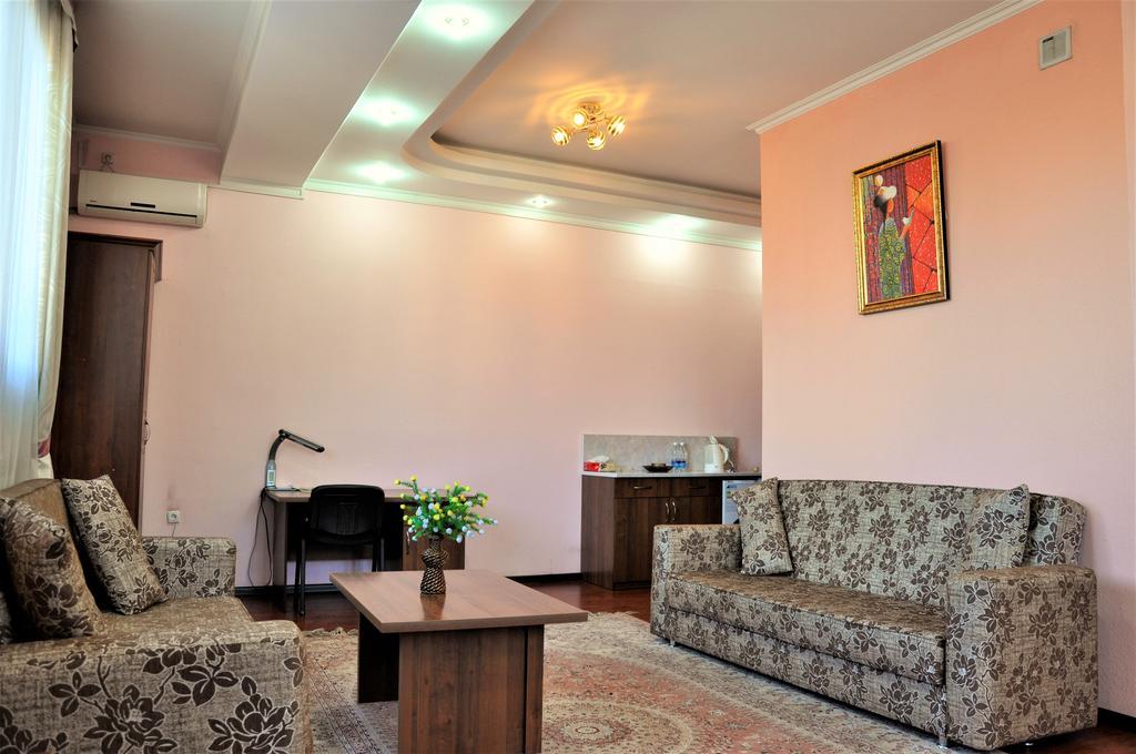 Bishkek Villa Hotel Ngoại thất bức ảnh